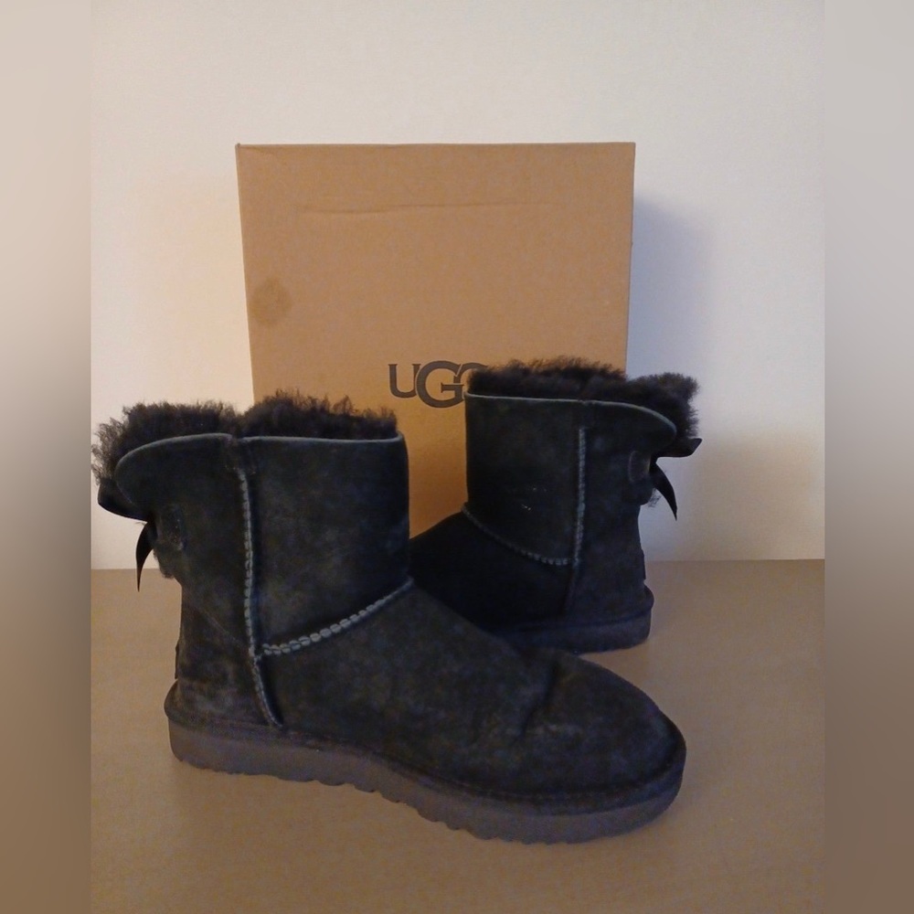 UGG MINI BAILEY ANKLE BOOTS. BOWS. SIZE 8. BLACK. PRE OWNED.